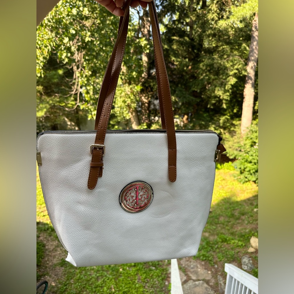 White tote bag y2k gold emblem with white clutch
